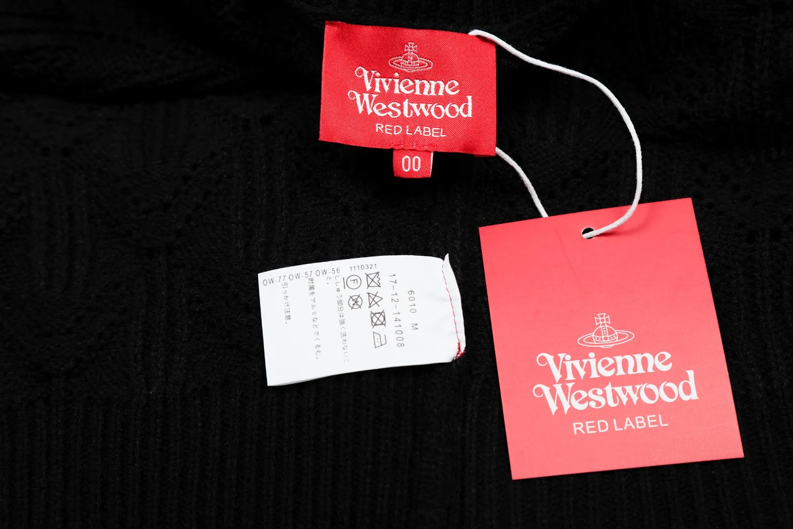VIVI141#Top quality" vivienne west wood new lotus leaf lapel design cardigan for the Year of the Snake Queen Mother Vivienne Saturn's new classic LOGO knitted twist sweater wool cardigan 2024 autumn latest style can be worn all year round Super compatibility Thin four-season style Use it as a jacket when it is hot and wear it as an inner layer when it is cold 🧩100% restoration of heavy-duty weaving 🧩Wool blended version 🧩Original purchase Real mold opening 🧩Original purchase records and comparison pictures can be provided. Place your order with confidence 🧩Customized laser buttons. The texture is clean and clear and fully restored. Size: 1 yard (80-110 pounds) 2 yards (110-140 pounds) Color: red black